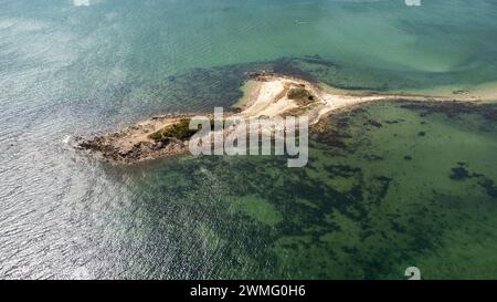 Frankreich, Bretagne, Morbihan, la Trinite-sur-Mer am 25.07.2022. Luftaufnahme im Sommer der Stadt La Trinite-sur-Mer, einem beliebten Hafen- und Küstenort Stockfoto