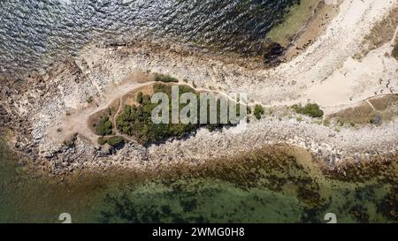 Frankreich, Bretagne, Morbihan, la Trinite-sur-Mer am 25.07.2022. Luftaufnahme im Sommer der Stadt La Trinite-sur-Mer, einem beliebten Hafen- und Küstenort Stockfoto