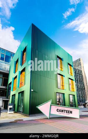 Grüne Fassade des D2-Gebäudes im Design District in North Greenwich, London, England Stockfoto