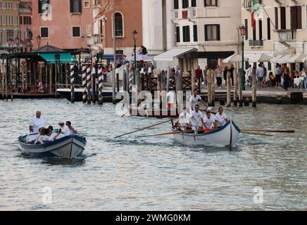 Venedig, Italien - 4. September 2022: Training der lokalen Rudermannschaft auf dem Canal Grande in Venedig, Italien Stockfoto