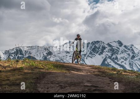 Eine Frau, die mit Bergen im Hintergrund fährt Stockfoto