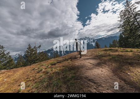 Eine Frau, die mit Bergen im Hintergrund fährt Stockfoto