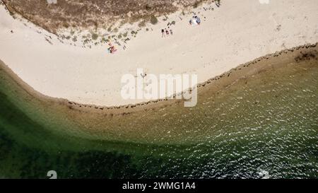 Frankreich, Bretagne, Morbihan, la Trinite-sur-Mer am 25.07.2022. Luftaufnahme im Sommer der Stadt La Trinite-sur-Mer, einem beliebten Hafen- und Küstenort Stockfoto