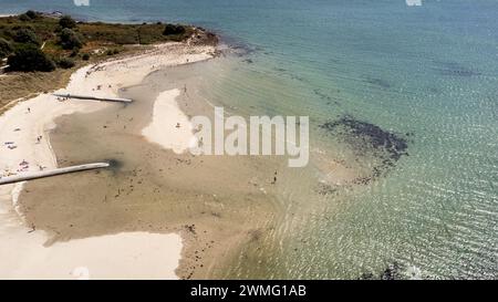 Frankreich, Bretagne, Morbihan, la Trinite-sur-Mer am 25.07.2022. Luftaufnahme im Sommer der Stadt La Trinite-sur-Mer, einem beliebten Hafen- und Küstenort Stockfoto