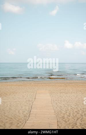 Holzsteg am Strand, der zur Küste führt Stockfoto