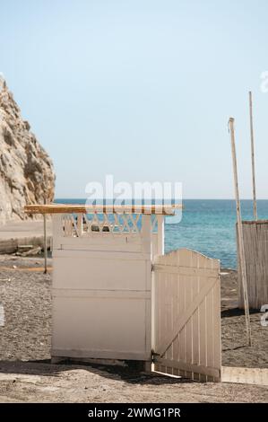 Umkleideraum aus Holz am Strand in Santorin, Griechenland Stockfoto