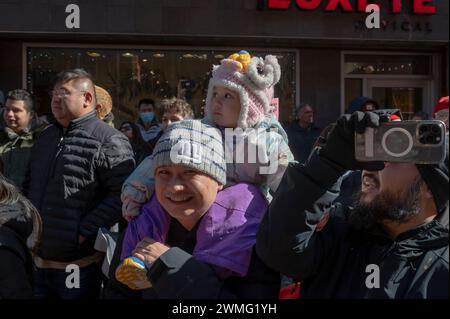 New York, New York, USA. Februar 2024. (NEU) Chinatown Lunar Neujahrsparade. 25. Februar 2024, New York, New York, USA: Kinder sehen die jährliche Lunar New Year Parade in Chinatown am 25. Februar 2024 in New York City. Die Menschen versammelten sich, um die 26. Jährliche Mondumparade zu genießen und zu feiern, die dem Ende der 15 Tage zu Ehren des ersten Neumondes auf dem Mondkalender gedenkt. 2024 ist das "Jahr des Drachen". (Kreditbild: © Ron Adar/TheNEWS2 via ZUMA Press Wire) NUR REDAKTIONELLE VERWENDUNG! Nicht für kommerzielle ZWECKE! Stockfoto