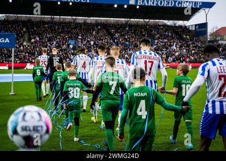 Odense, Dänemark. Februar 2024. Die Spieler von ob treten im Nature Energy Park in Odense für das 3F Superliga-Spiel zwischen Odense BK und Broendby IF ein. (Foto: Gonzales Photo/Alamy Live News Stockfoto