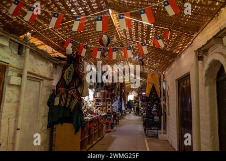 Die Stadt San Pedro de Atacama in Chile, eine rustikale Altstadt, sieht aus wie etwas aus einem westlichen Cowboyfilm. Stockfoto