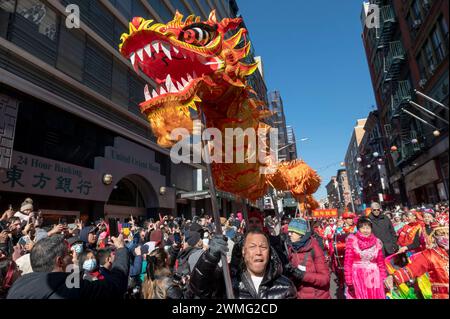 25. Februar 2024, New York, New York, Vereinigte Staaten: Chinatown Lunar New Year Parade. 25. Februar 2024, New York, New York, USA: Dragon Dancers nehmen am 25. Februar 2024 an der jährlichen Lunar New Year Parade in Chinatown Teil. Die Menschen versammelten sich, um die 26. Jährliche Mondumparade zu genießen und zu feiern, die dem Ende der 15 Tage zu Ehren des ersten Neumondes auf dem Mondkalender gedenkt. 2024 ist das "Jahr des Drachen". (Kreditbild: © Ron Adar/TheNEWS2 via ZUMA Press Wire) NUR REDAKTIONELLE VERWENDUNG! Nicht für kommerzielle ZWECKE! Stockfoto