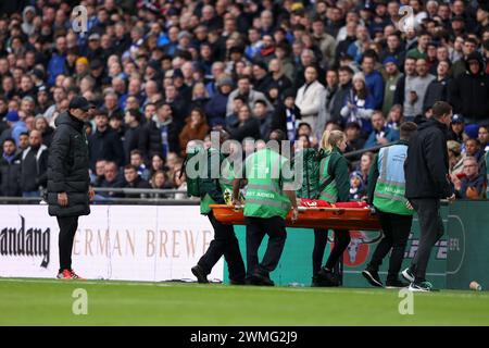 London, Großbritannien. Februar 2024. Jurgen Klopp (Liverpool-Manager) sieht zu, wie Ryan Gravenberch (L) am 25. Februar 2024 auf einer Trage beim Finale des Chelsea gegen Liverpool Carabao Cup im Wembley Stadium in London, Großbritannien, abhebt. Quelle: Paul Marriott/Alamy Live News Stockfoto