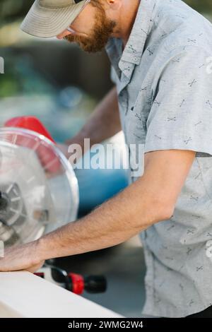 Zimmermann mit Gehrungssäge für präzise Schnitte Stockfoto