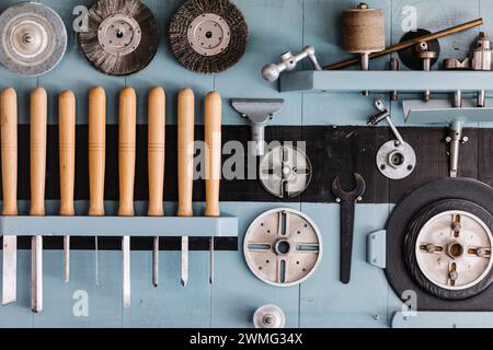 Gut organisierte Werkzeuge an der Wand eines Holzarbeiters. Stockfoto