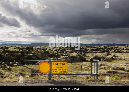 Ein Schild an einem Metalltor Stockfoto