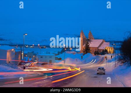 Ein Auto, das auf einer verschneiten Straße fährt Stockfoto