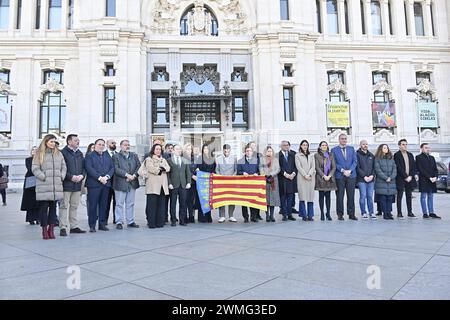 Madrid, Spanien. Februar 2024. Jose Luis Martinez Almeida und Ilia Topuria während der Schweigeminute für die Tragödie des Gebäudebrandes in Valencia, Montag, 26. Februar 2024 Credit: CORDON PRESS/Alamy Live News Stockfoto