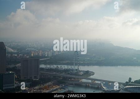 Singapur Flyer bei Sonnenaufgang mit Ostküste im frühen Morgennebel Stockfoto