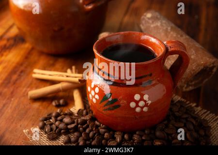 Mexikanischer Kaffee mit Zimt und Piloncillo, bekannt als Cafe de Olla. Stockfoto