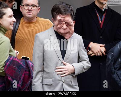 Berlin, Deutschland, 16. Februar 2024. 74. Berlinale, Schauspieler Adam Pearson verlässt die Pressekonferenz. Credits: Walter Gilgen Stockfoto