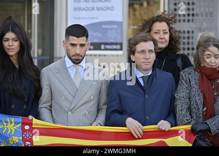 Madrid, Spanien. Februar 2024. Jose Luis Martinez Almeida und Ilia Topuria während der Schweigeminute für die Tragödie des Gebäudebrandes in Valencia, Montag, 26. Februar 2024 Credit: CORDON PRESS/Alamy Live News Stockfoto