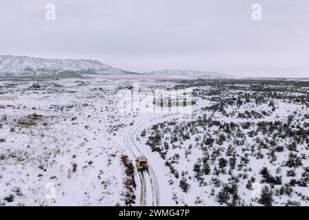 Ein Geländewagen fährt an einem bewölkten Tag durch den Schnee. Stockfoto