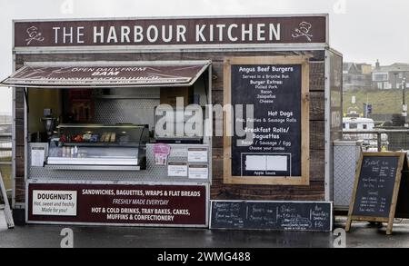 The Harbour Kitchen Imbissstand im Seahouses Harbour, Seahouses, Northumberland, England, Großbritannien Stockfoto