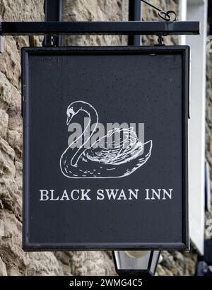 Traditionelles hängendes Pub-Schild im Black Swan Inn, Union Street, Seahouses, Northumberland, England, UK Stockfoto