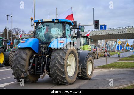 Bauern protestieren in Breslau, Polen. Protestierende Bauern an Traktoren blockieren den Verkehr auf den Straßen der Stadt. Demonstration landwirtschaftlicher Arbeitnehmer Stockfoto