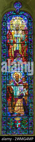 ANNECY, FRANKREICH - 11. JULI 2022: Das moderne Buntglas mit der St. Francis de Sales in St. Kathedrale Pierre ab 20. Cent. Stockfoto