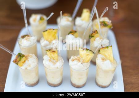 Desserttisch mit Ananasdekoration auf einem Holztisch Stockfoto