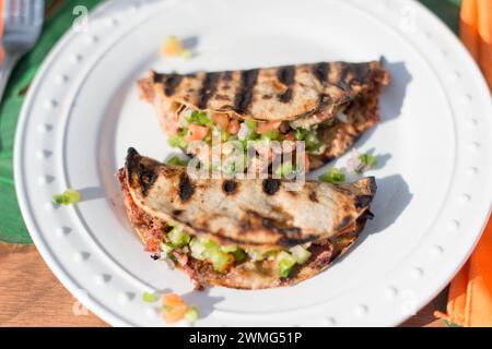 Gegrillter Fisch Tacos auf einer weißen Platte Stockfoto