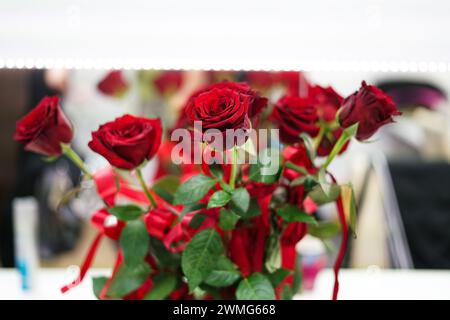 Ein Haufen roter Rosen. Nahaufnahme. Stockfoto