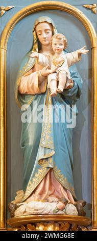 COURMAYEUR, ITALIEN - 12. JULI 2022: Die geschnitzte polychrome Satatue der Madonna in der Kirche Chiesa di San Pantaleone Stockfoto