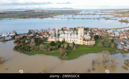 Tewkesbury, England - 7. Januar 2024: Überschwemmung von Feldern und Straßen im Stadtzentrum und um die Abtei am Fluss Severn. Winter Überschwemmungen decken Stockfoto
