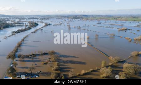 Tewkesbury, England - 7. Januar 2024: Überflutung von Feldern und Straßen im Stadtzentrum und der umliegenden Landschaft am Fluss Severn. Winterfluten Stockfoto