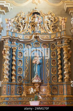 COURMAYEUR, ITALIEN - 12. JULI 2022: Der barocke Altar mit der geschnitzten polychromen Satatue der Madonna in der Kirche Chiesa di San Pantaleone Stockfoto