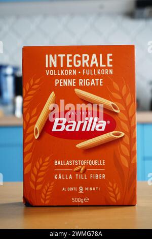 Eine Schachtel Barilla-Pasta auf einer Holzplatte Stockfoto