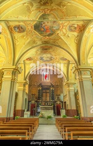 COURMAYEUR, ITALIEN - 12. JULI 2022: Das Kirchenschiff der Kirche Chiesa di San Pantaleone Stockfoto