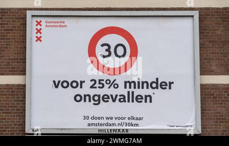 Amsterdam, Niederlande, 23.02.2024, Infotafel der Gemeinde Amsterdam, die an die Reduzierung der Geschwindigkeitsbegrenzung auf 30 km/h erinnert Stockfoto