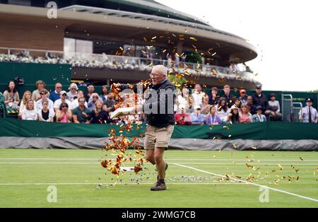 Dateifoto vom 07/23 von William Ward auf Platz 18, der während Katie Boulters Spiel in der ersten Runde gegen Daria Saville am dritten Tag der Wimbledon Championships 2023 im All England Lawn Tennis and Croquet Club in Wimbledon Konfetti auf das Gras warf. Der Just Stop Oil-Demonstrant wurde wegen schwerer Übertretung angeklagt und wird heute vor dem Londoner Magistrates' Court erscheinen. Ausgabedatum: Montag, 26. Februar 2024. Stockfoto