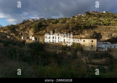 Weißes Haus in einem typisch andalusischen Dorf in wunderschönem Sonnenlicht, Setenil de las Bodegas, Andalusien, Spanien Stockfoto