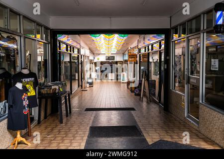 Geschäfte Geschäfte Geschäfte in einem sehr ruhigen Market House Arcade in der Fore Street im Stadtzentrum von Bodmin in Cornwall in Großbritannien. Stockfoto