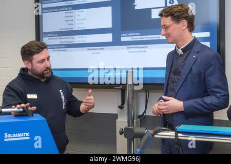 22.02.2024, Besuch des MinisterprŠsidenten des Landes Nordrhein-Westfalen Hendrik WŸst (CDU) im Ausbildungs-Campus der Handwerkskammer Kšln. Links Au Stockfoto