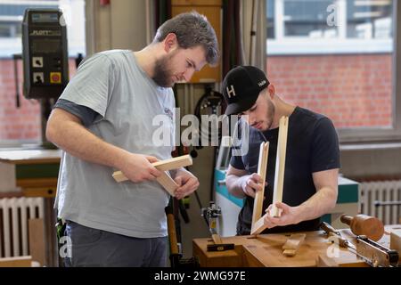 AusbildungsCampus der Handwerkskammer zu Köln. Auszubildende in der Holzwerkstatt. *** Ausbildungscampus der Handwerkskammer Köln. Teilnehmer in Stockfoto