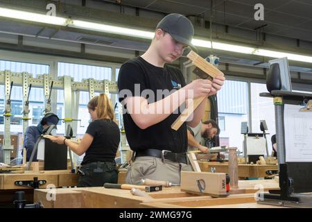 AusbildungsCampus der Handwerkskammer zu Köln. Auszubildende in der Holzwerkstatt. *** Ausbildungscampus der Handwerkskammer Köln. Teilnehmer in Stockfoto