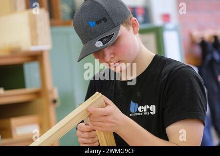 AusbildungsCampus der Handwerkskammer zu Köln. Auszubildende in der Holzwerkstatt. *** Ausbildungscampus der Handwerkskammer Köln. Teilnehmer in Stockfoto