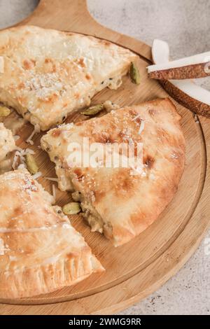 Süße Ravioli gefüllte Naan, hergestellt aus Kondensmilch mit Kokosnussgarnituren, Pistazien und Kardamom. Stockfoto