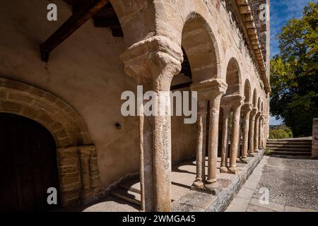 Arcaded Galerie von halbrunden Bögen auf paarigen Säulen, Kirche des Erlösers, 13. Jahrhundert ländlichen romanischen, Carabias, Guadalajara, Spanien Stockfoto