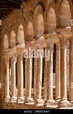 Arcaded Galerie von halbrunden Bögen auf paarigen Säulen, Kirche des Erlösers, 13. Jahrhundert ländlichen romanischen, Carabias, Guadalajara, Spanien Stockfoto