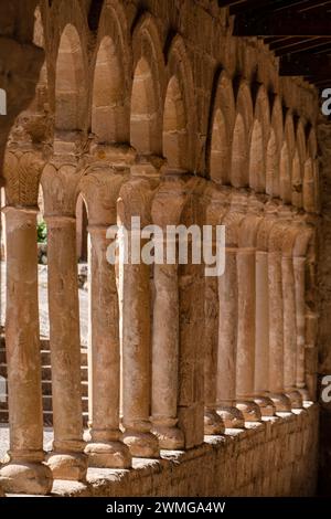 Arcaded Galerie von halbrunden Bögen auf paarigen Säulen, Kirche des Erlösers, 13. Jahrhundert ländlichen romanischen, Carabias, Guadalajara, Spanien Stockfoto